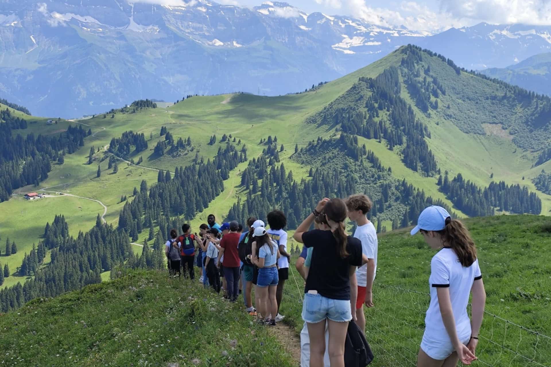 Randonnée en montagne - colonie de vacances natation à Châtel