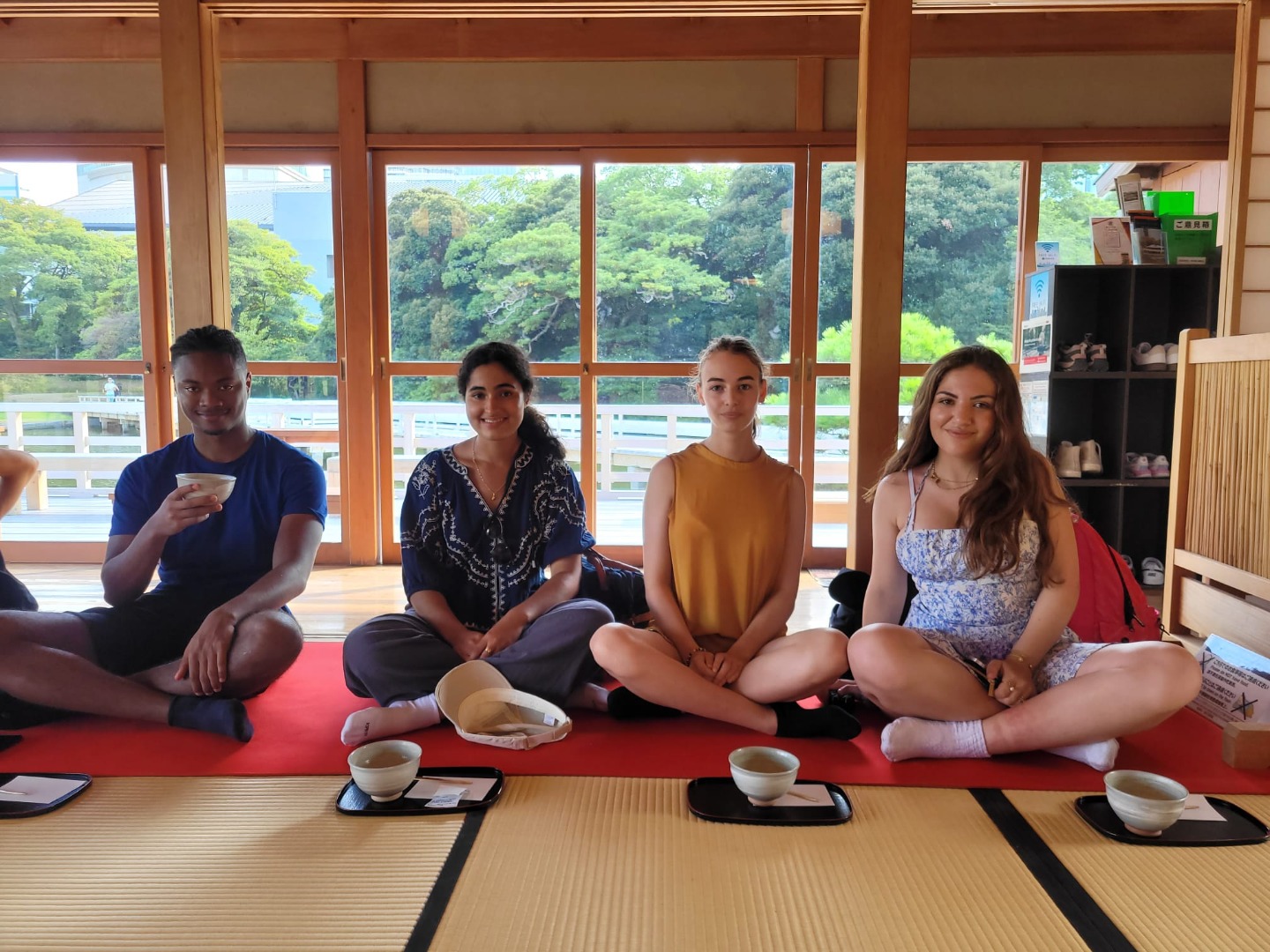 Jeunes du CEI lors d’une cérémonie du thé au Japon