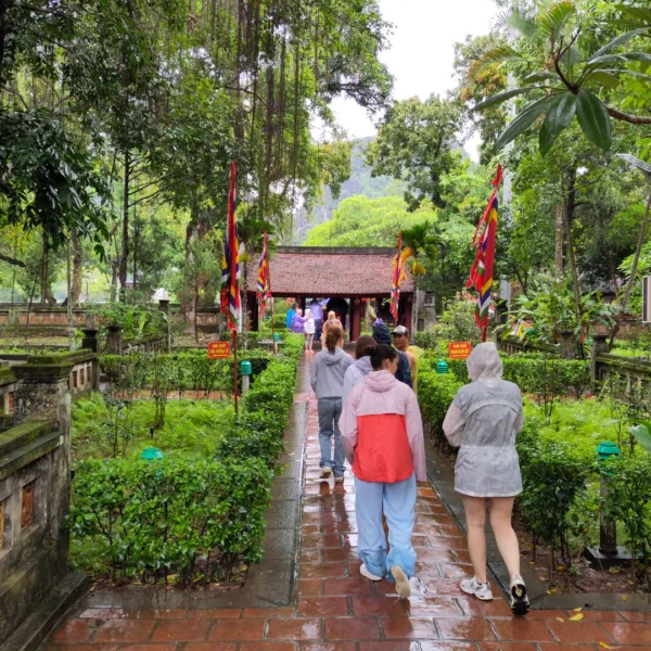 Groupe d’ados CEI visitant un temple traditionnel au Vietnam