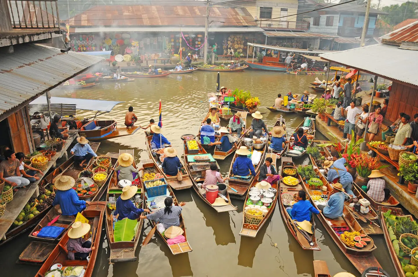 marché flottant à Bangkok, Thaïlande, en colonie de vacances ado