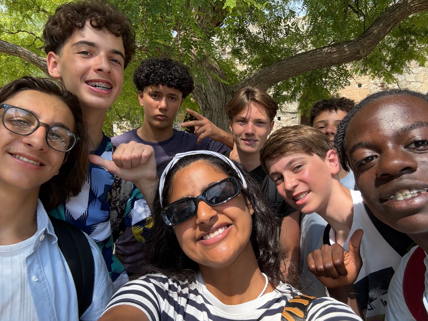 Groupe d’adolescents souriants en séjour linguistique anglais à Chypre