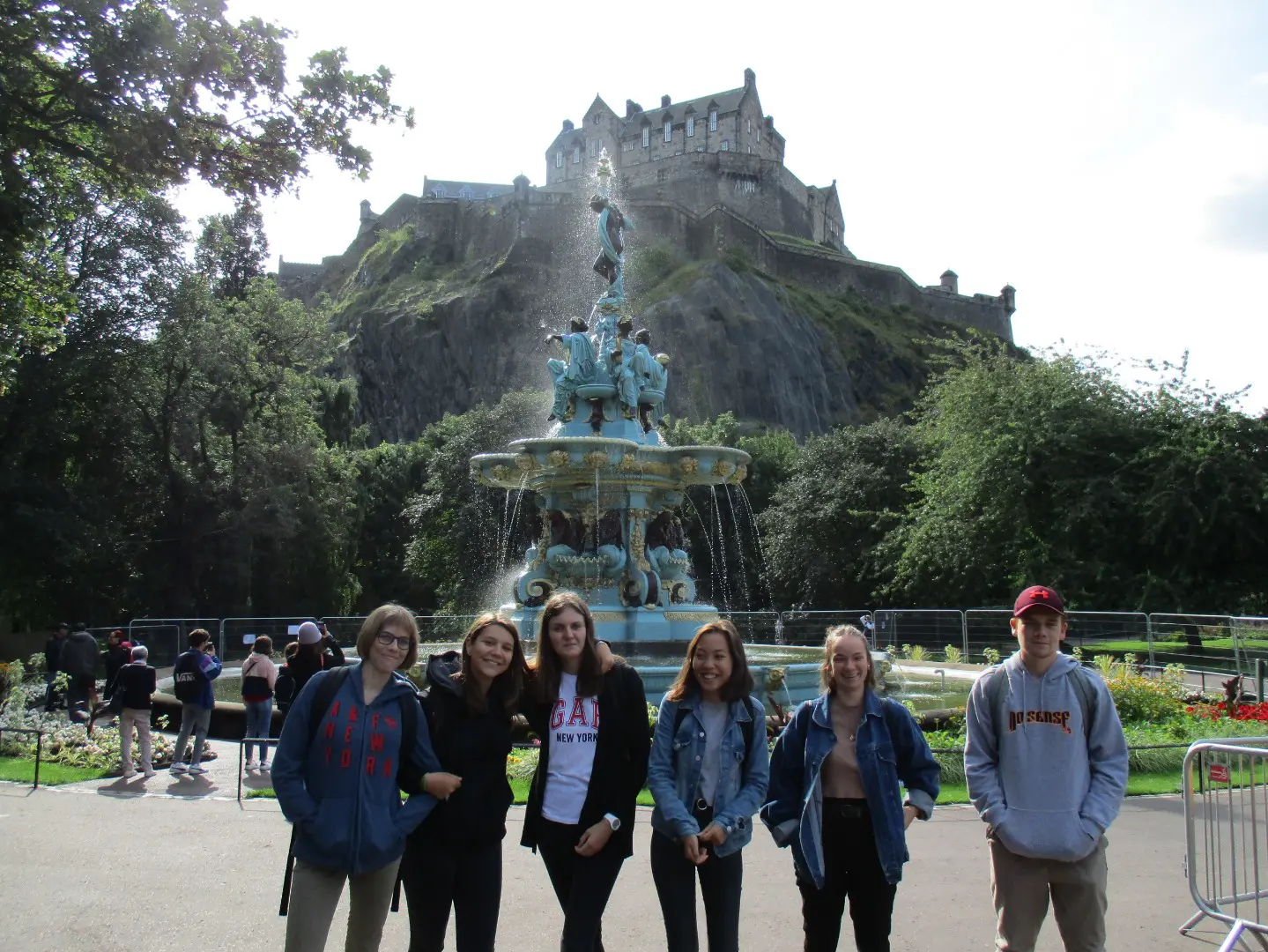Colonie de vacances pour adolescents à Édimbourg. Visite de la ville et notamment du château mythique d'Édimbourg.