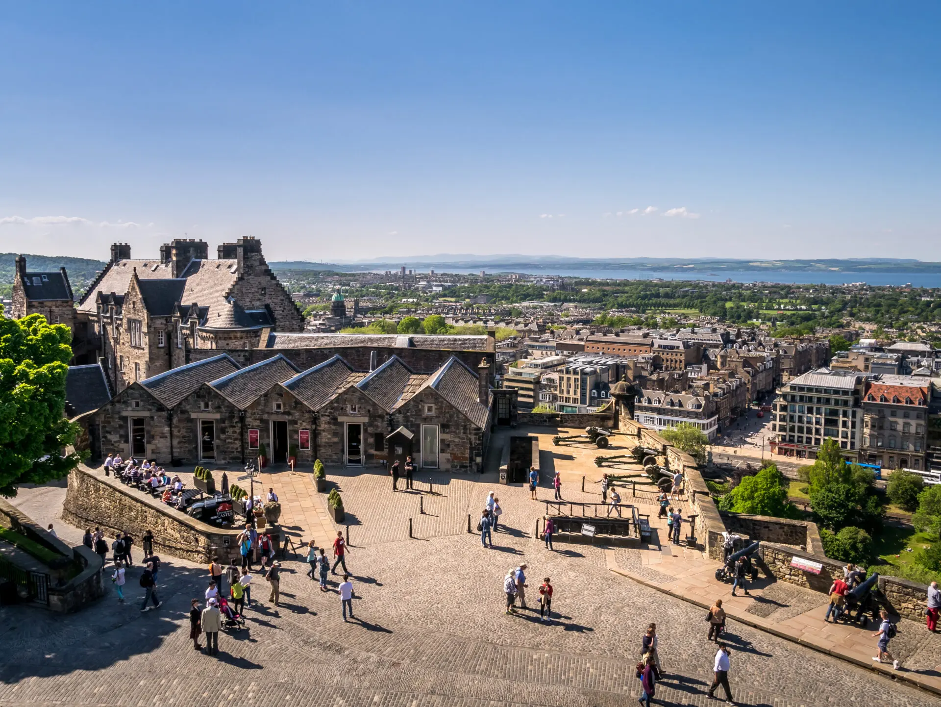 Colonie de vacances d'automne en Écosse à Édimbourg. Visite du château prévue durant le séjour pour adolescents.