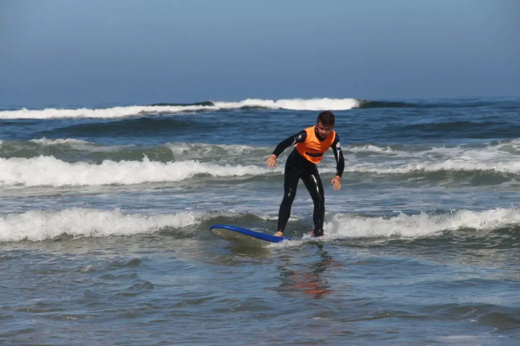 Colonie de vacances surf sur les plages des Landes. Parmi nos propositions de séjour sur le thème sportif.