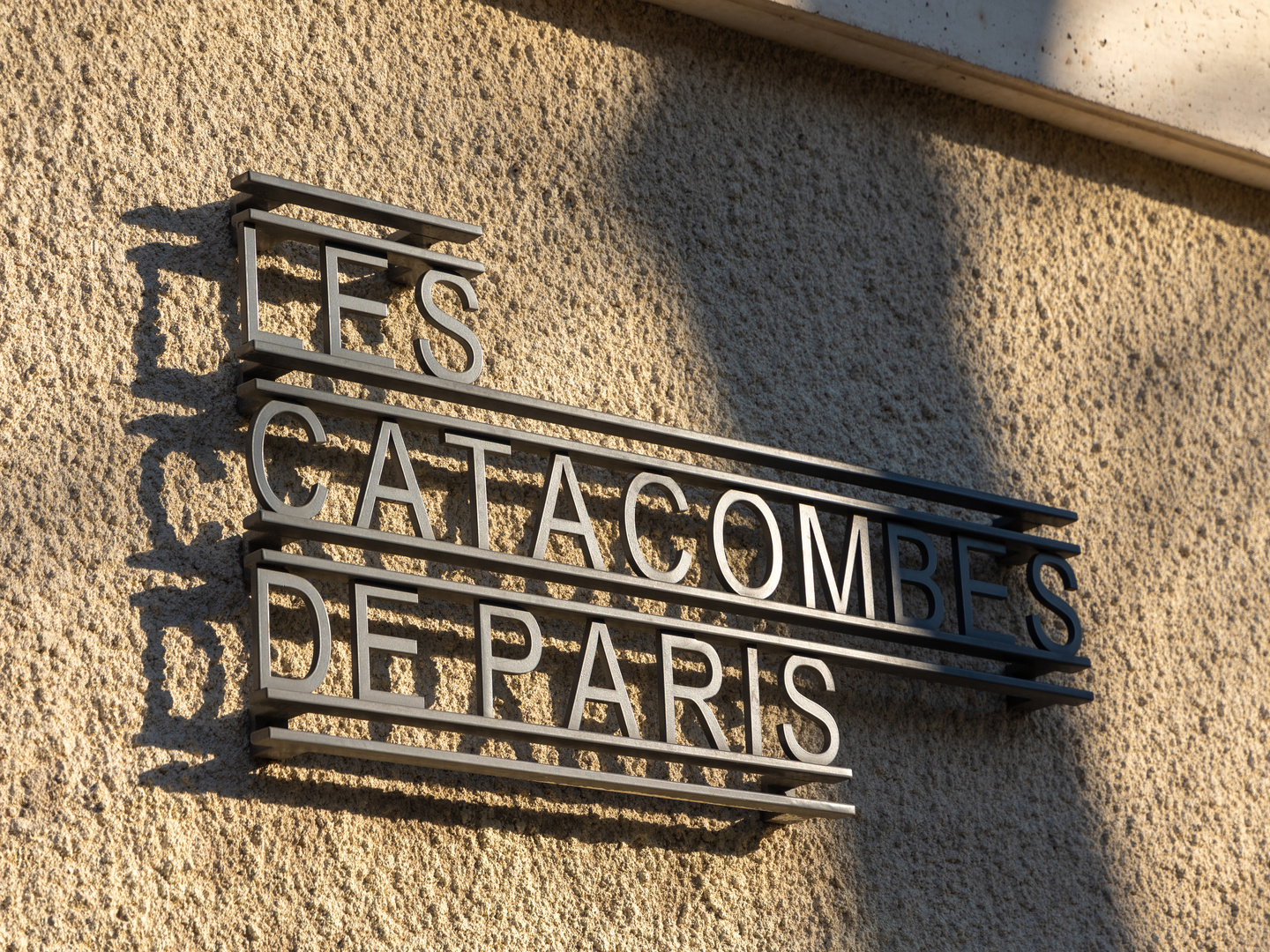 Discover insolite places of Paris.