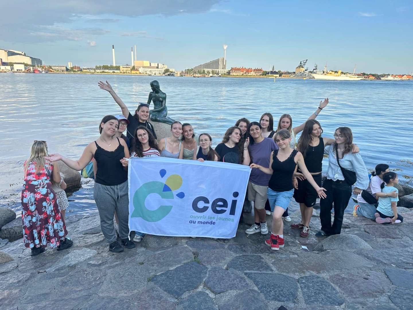 Groupe d’adolescents CEI en colonie de vacances devant la Petite Sirène à Copenhague, étape du voyage en train entre Amsterdam, Rotterdam et Stockholm.