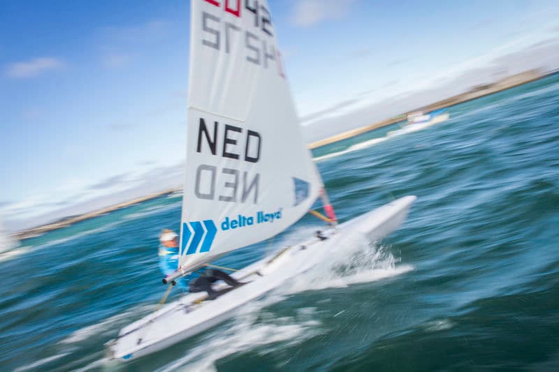Voilier en pleine navigation lors d’une activité nautique en Irlande