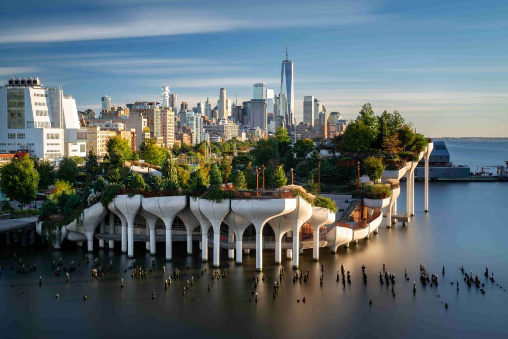 Vue sur Little Island, parc sur pilotis au bord de l’Hudson, l’un des top spots New York à visiter.
