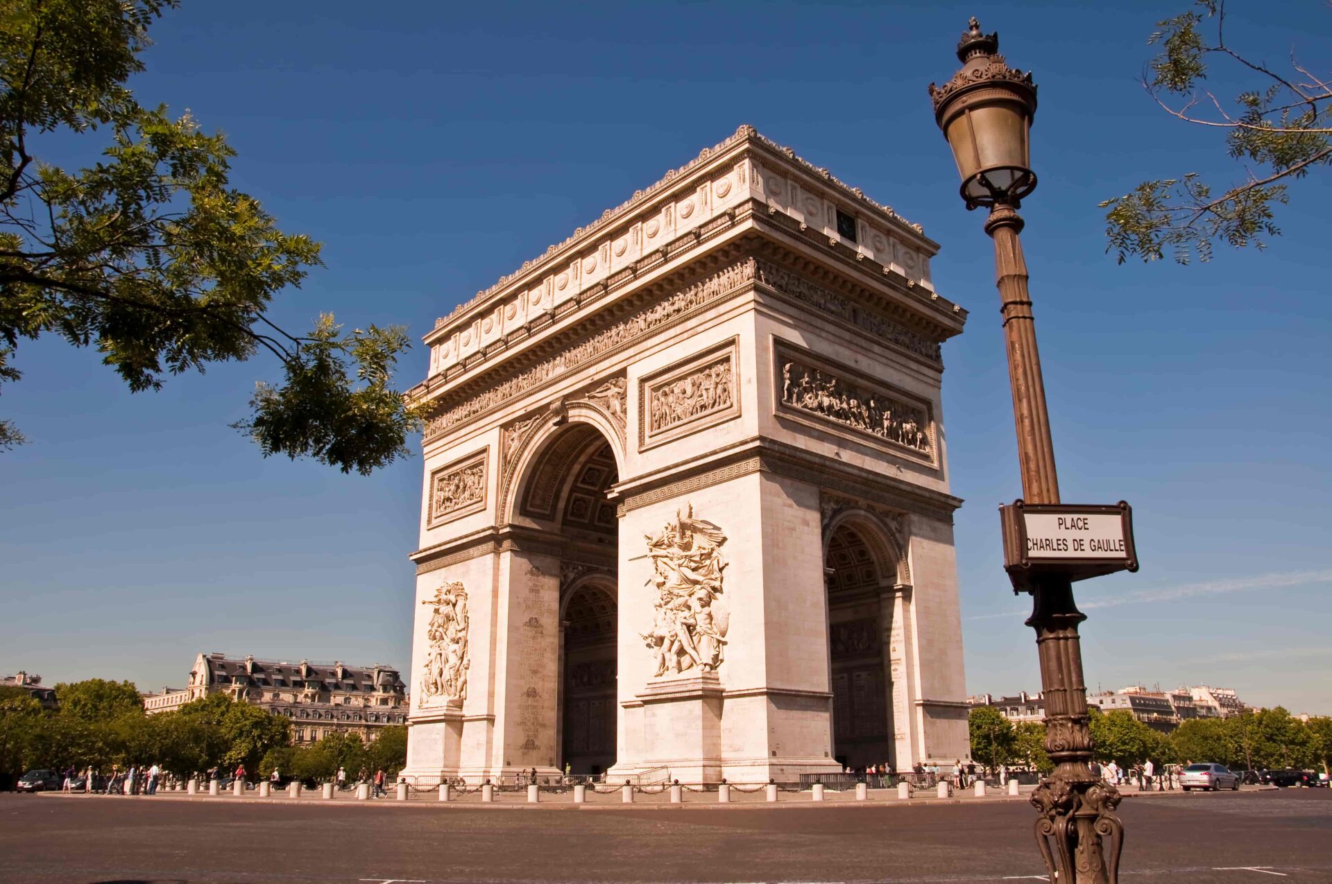 Cooking Tour in Paris participants visiting the Arc de Triomphe, with access to the top floor for panoramic views of the city.