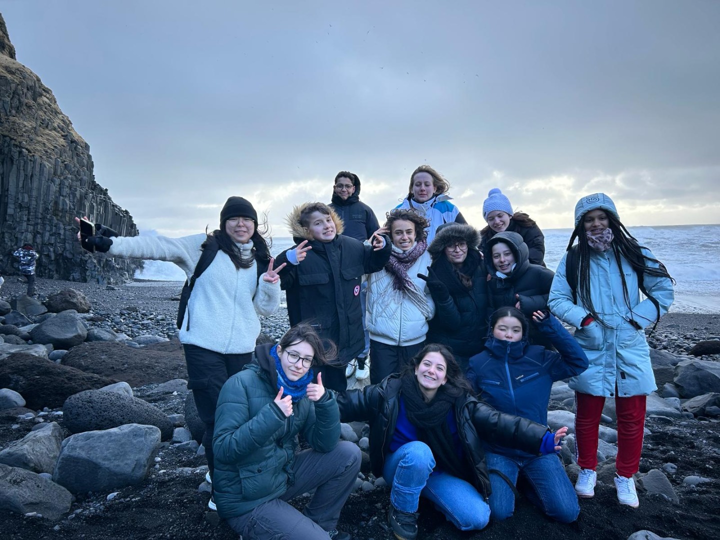 Découverte de la côte sud et de ses plages uniques, lors d’une colonie de vacances en Islande en hiver.