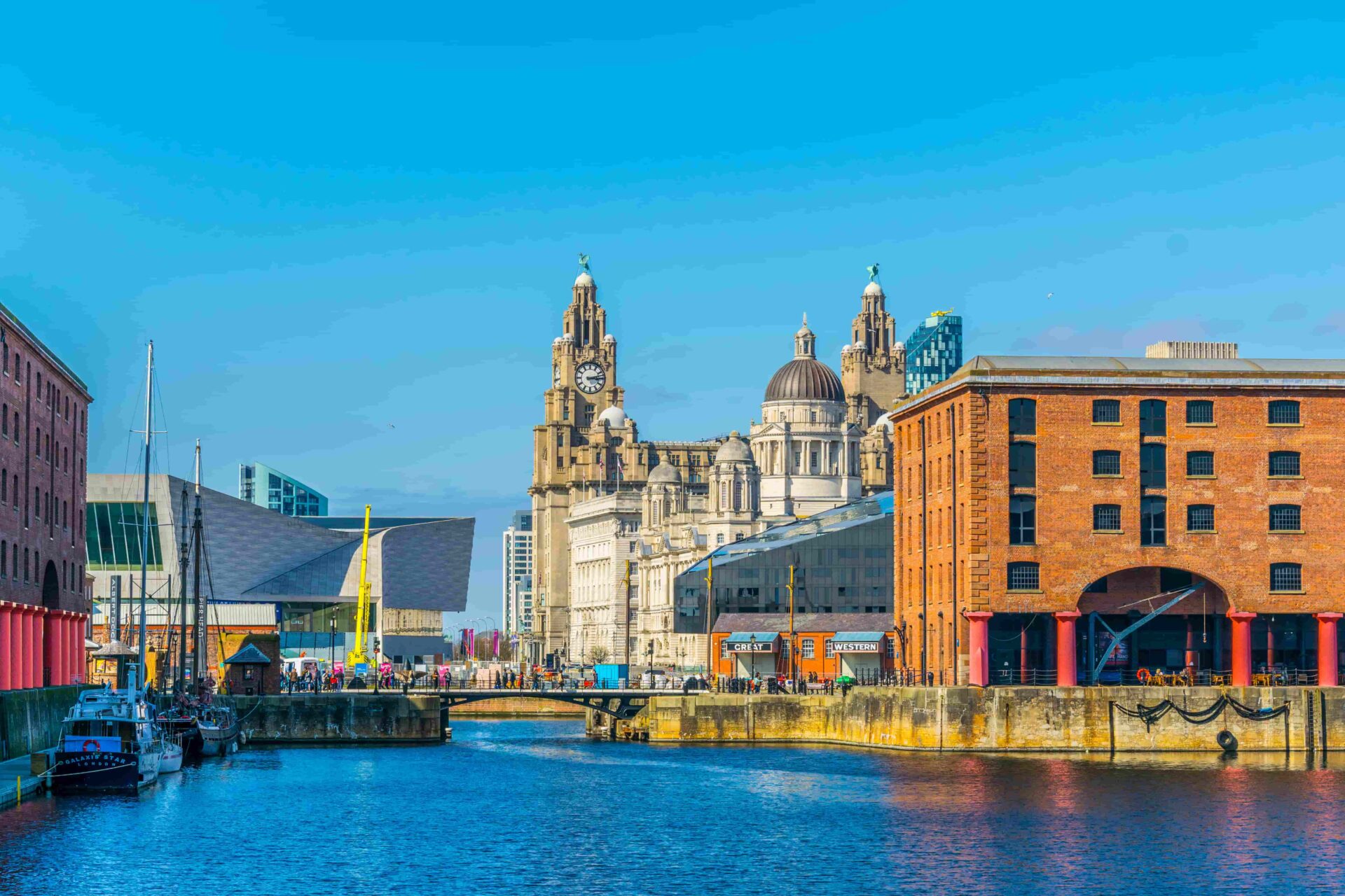 Vue sur Albert Dock et les bâtiments historiques de Liverpool lors de la colonie de vacances à Londres et Liverpool