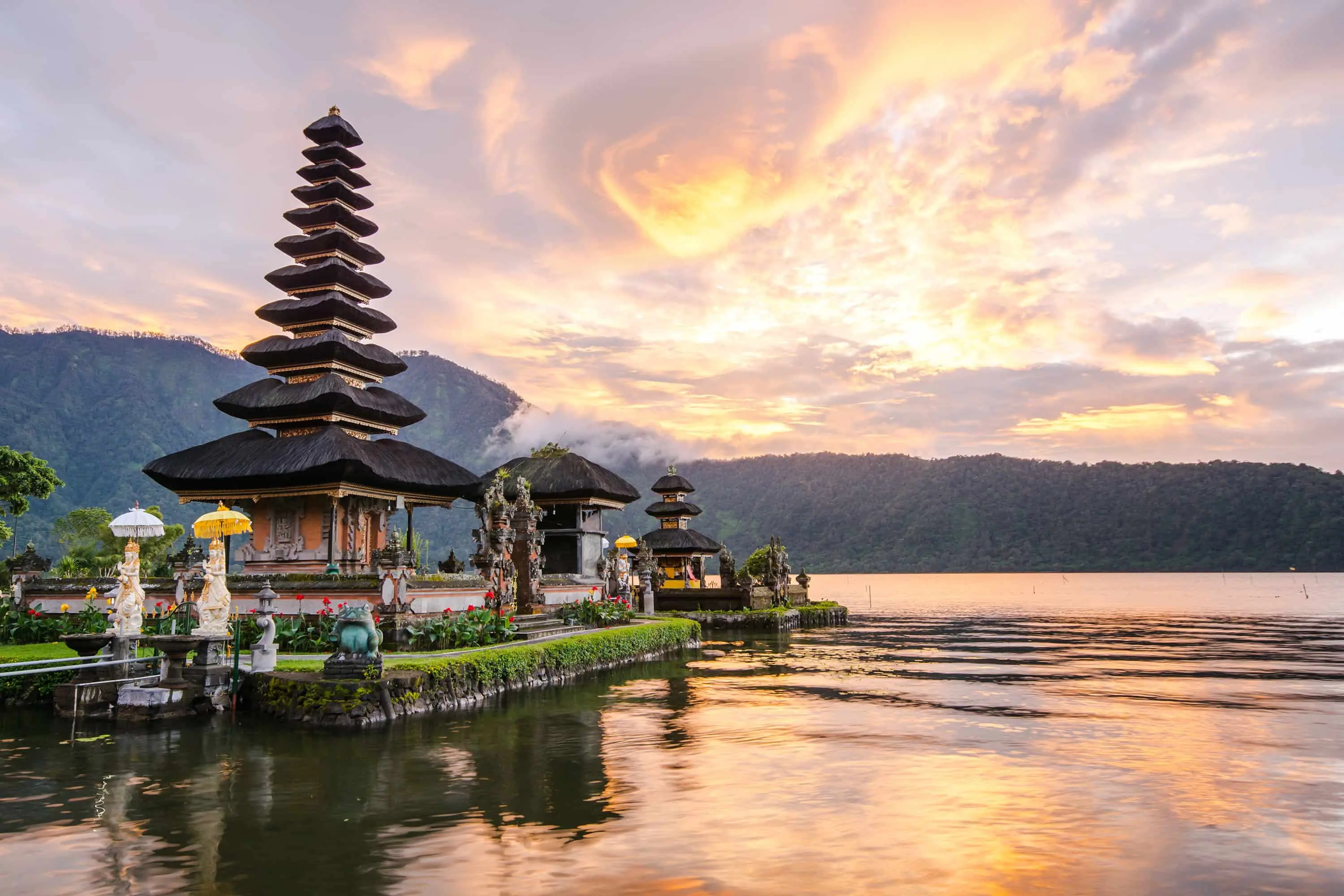 Temple Ulun Danu Bratan au coucher du soleil pendant une colonie à Bali.