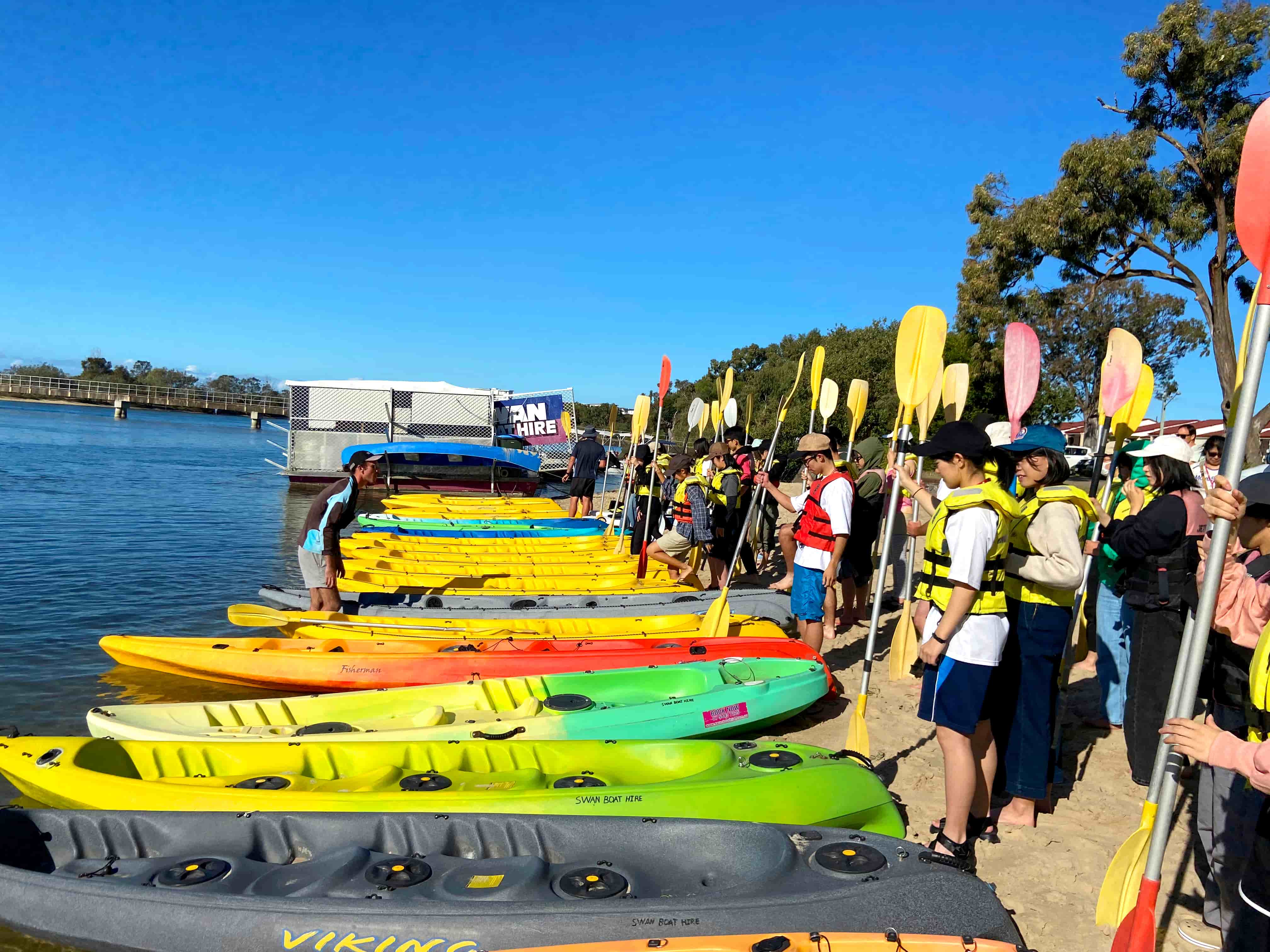Jeunes en activité kayak pendant un séjour linguistique à Noosa