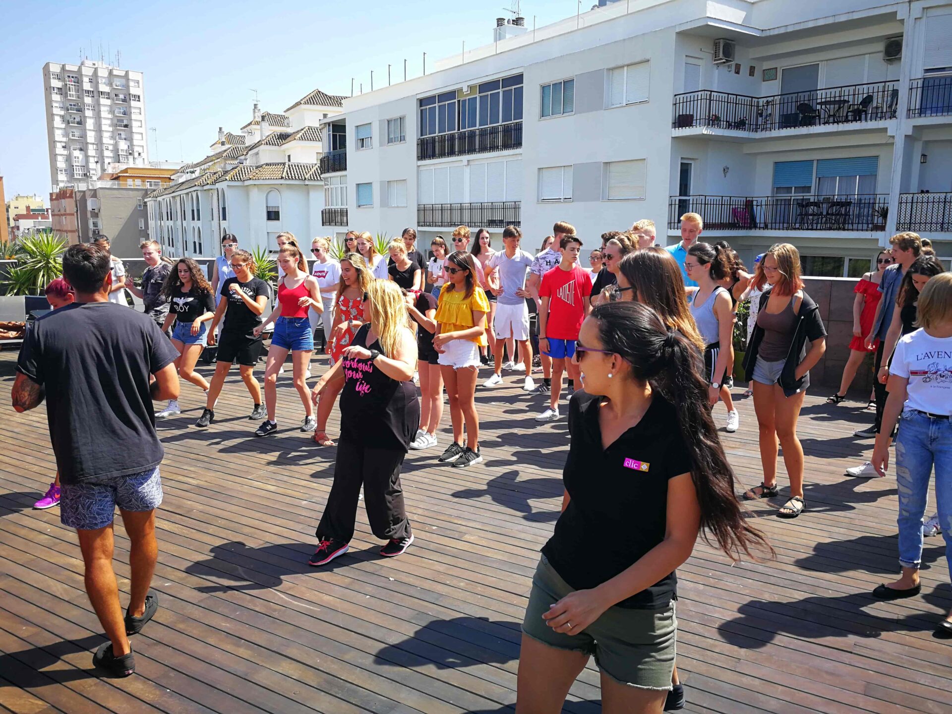 Animation danse sur terrasse pendant un séjour linguistique à Cadix.