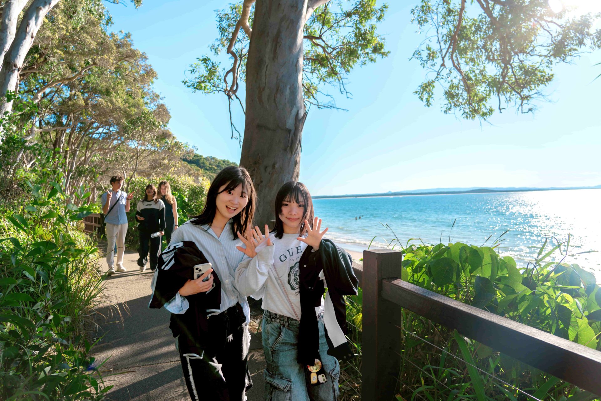 Étudiants en promenade près de la plage pendant un séjour linguistique à Byron Bay.