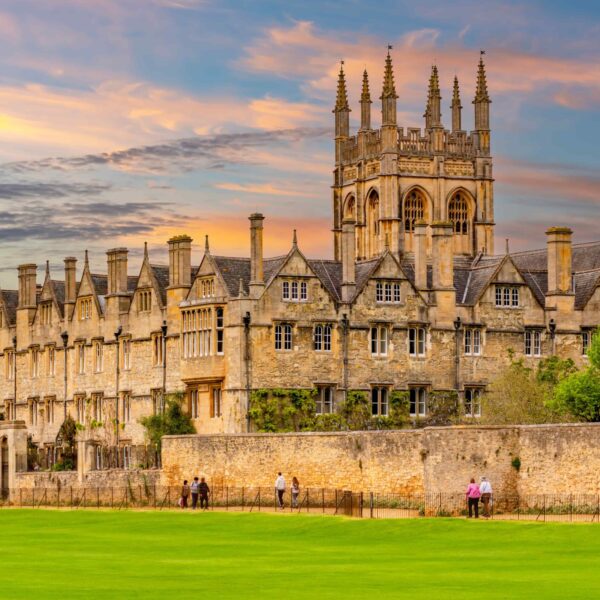 Magdalen College au coucher du soleil, visité pendant un séjour linguistique à Oxford pour jeunes.