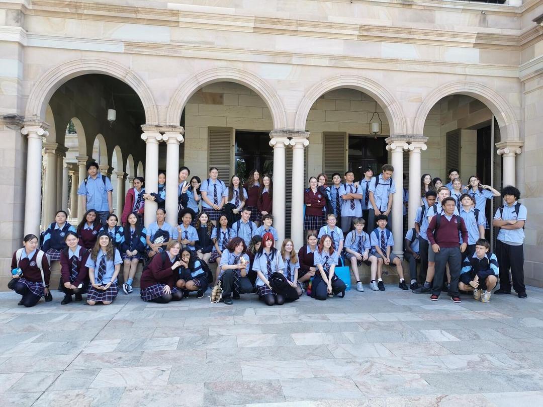 Groupe d’élèves internationaux en uniforme devant un lycée en Australie-Méridionale.