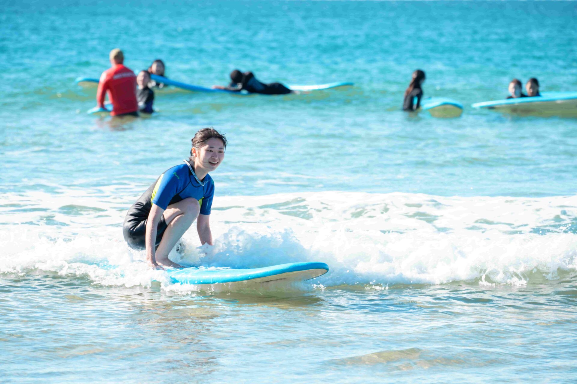 Adolescente surfant pendant un séjour linguistique à Noosa