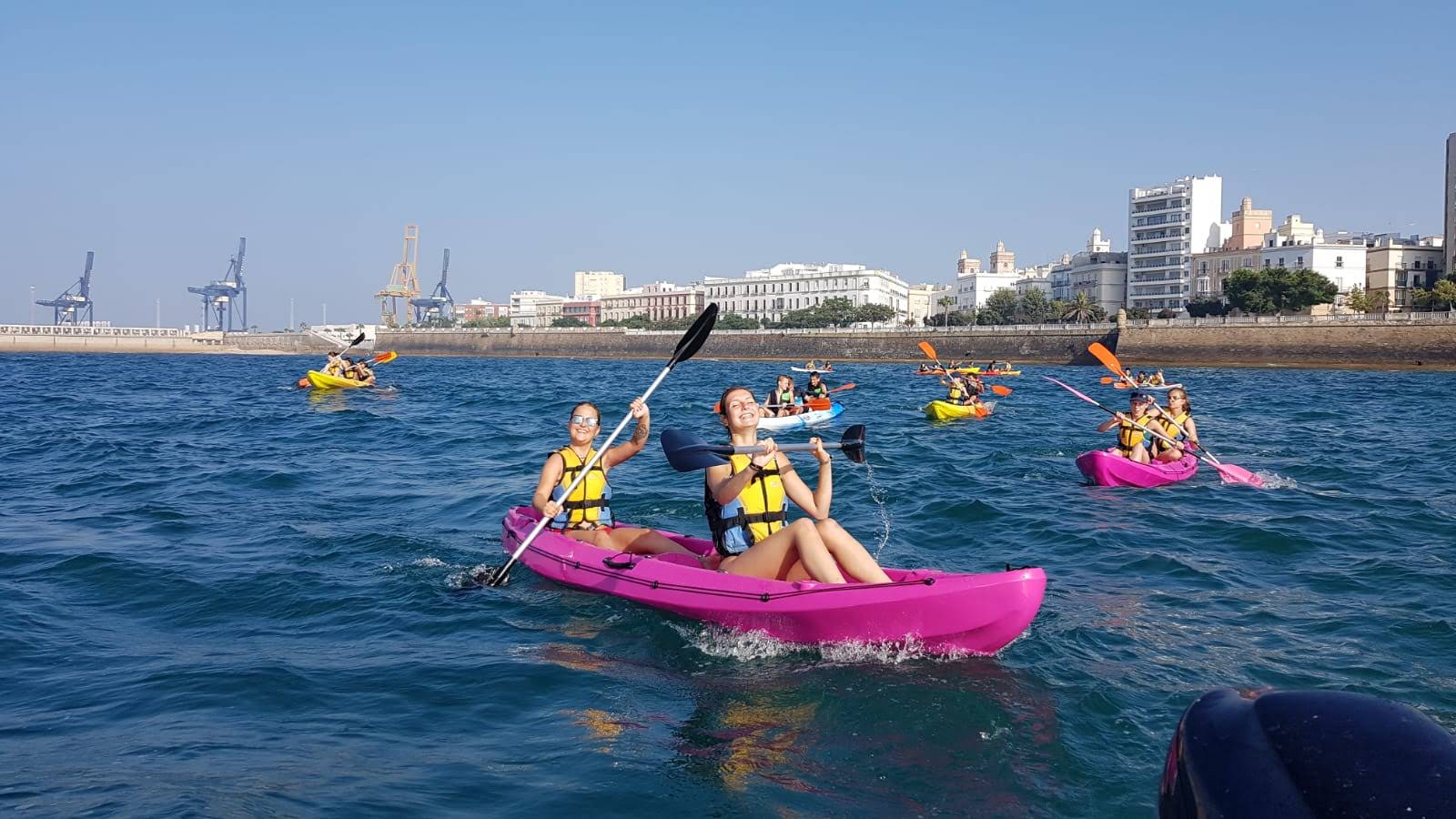 Groupe de jeunes faisant du kayak pendant un séjour linguistique à Cadix.