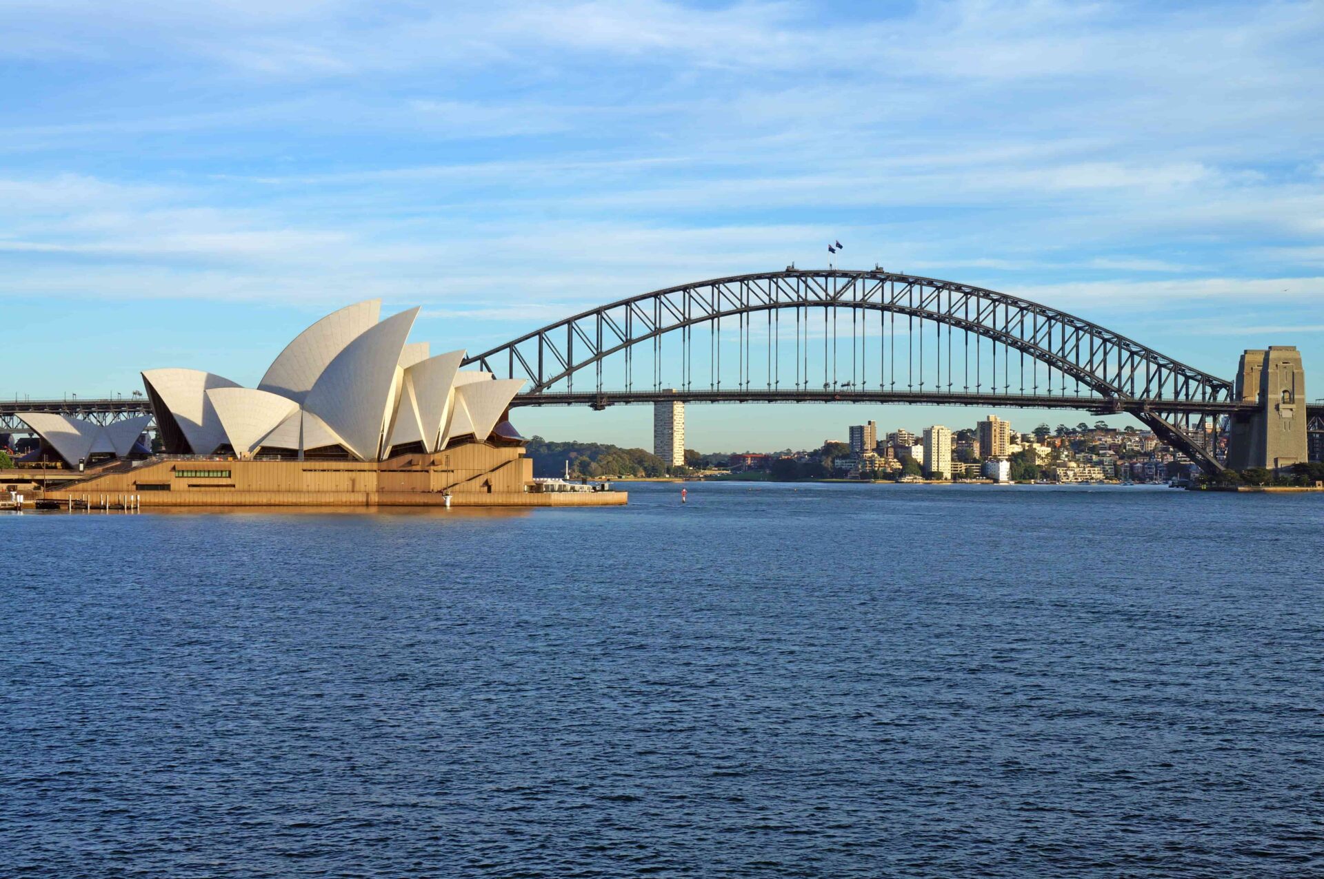 Vue de l’Opéra de Sydney et du Harbour Bridge depuis la baie.