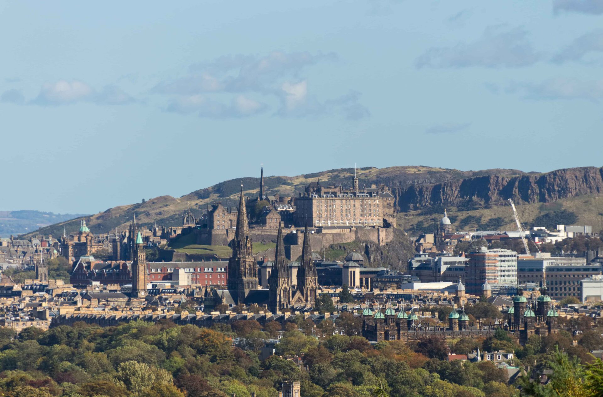 Vue sur le château et Arthur’s Seat, incontournables d’un séjour linguistique à Édimbourg.