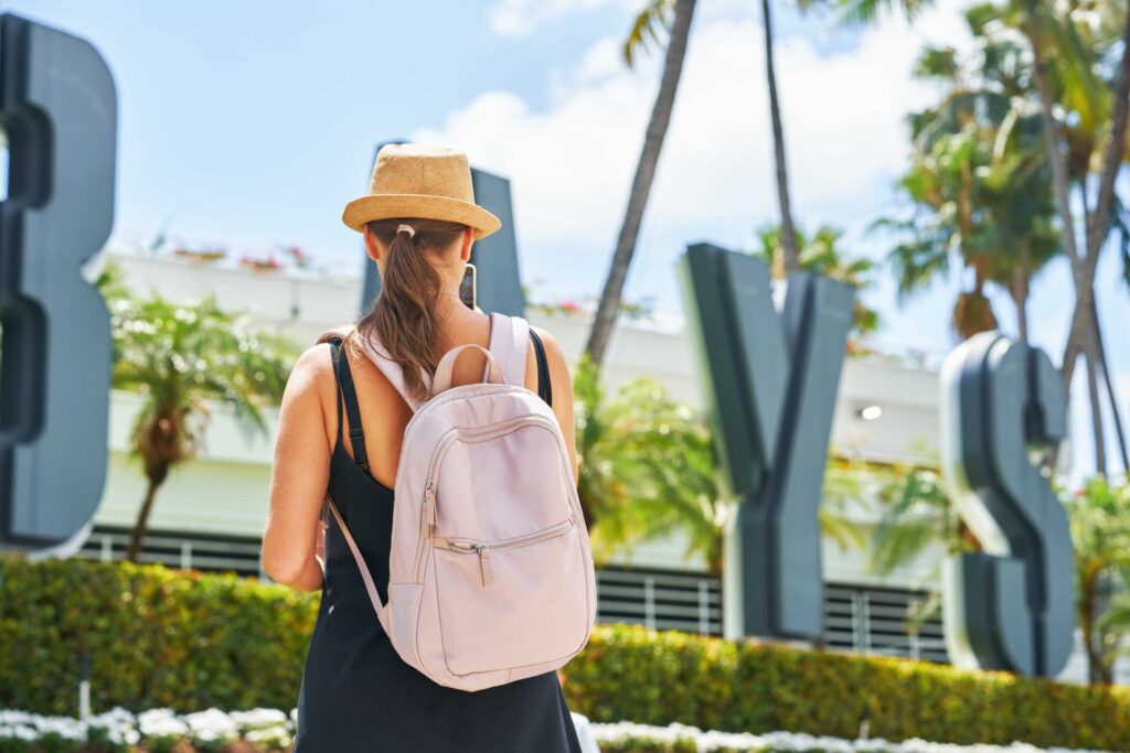 Étudiant sur le campus pendant un séjour linguistique à Miami
