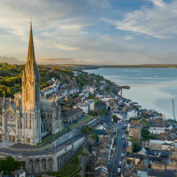 Vue de Cobh et de sa cathédrale pendant un séjour linguistique à Cork.