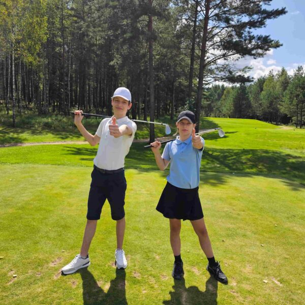 adolescents pratiquant le golf lors d’un séjour anglais et golf en Irlande