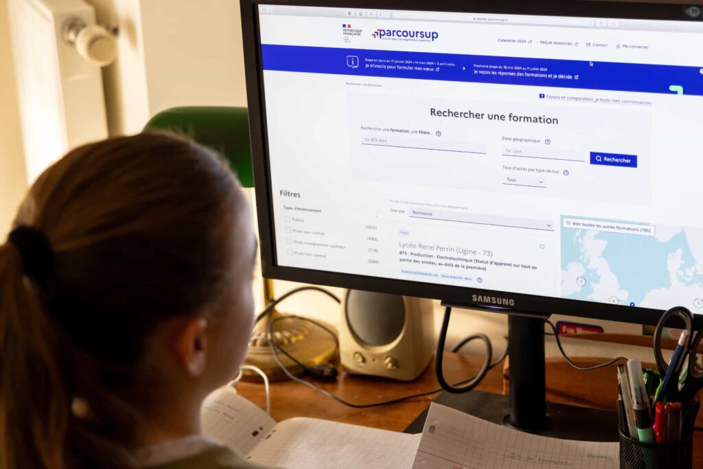 Une jeune lycéenne, consultant le site web d'orientation Parcoursup pour rechercher une formation, illustrant la préparation du dossier post-bac et l'orientation scolaire pré-bac Seconde