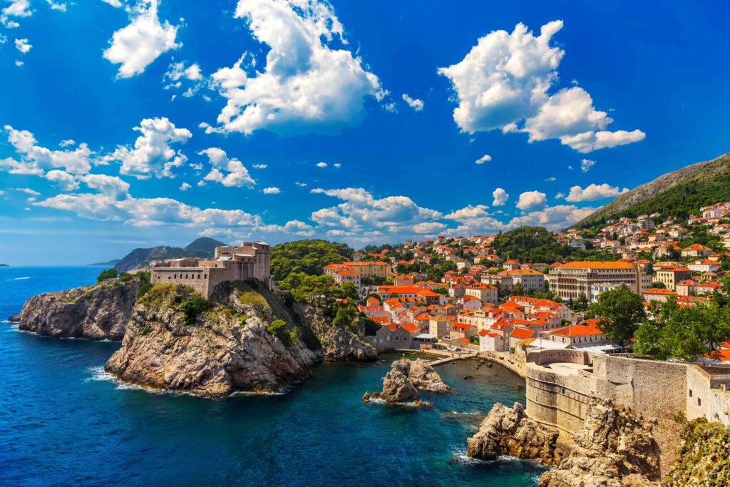 Paysage côtier mer Adriatique et ville historique Croatie vacances ado été 2026.