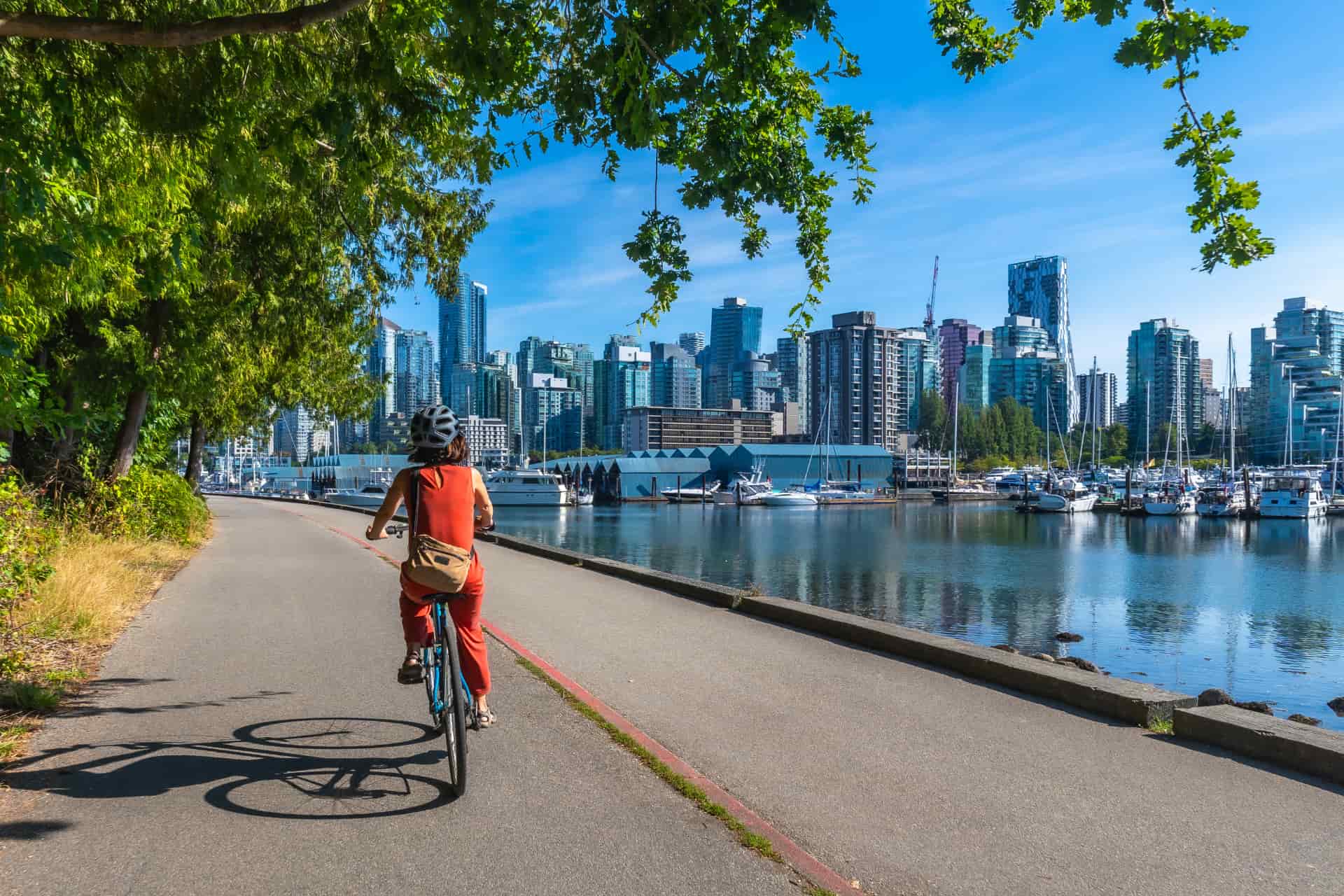 Adolescent à vélo à Vancouver pendant un séjour linguistique ado au Canada