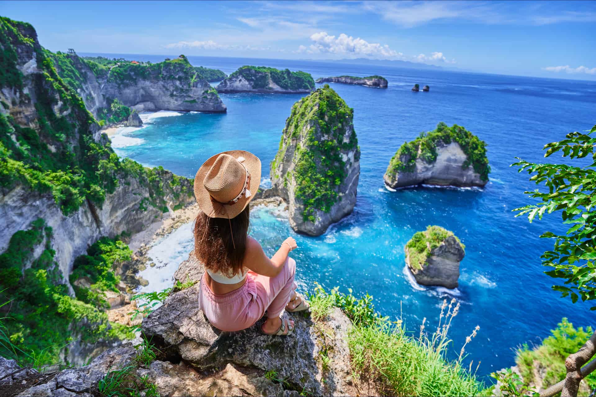 Vue sur les falaises de Nusa Penida lors d'un voyage engagé à Bali.