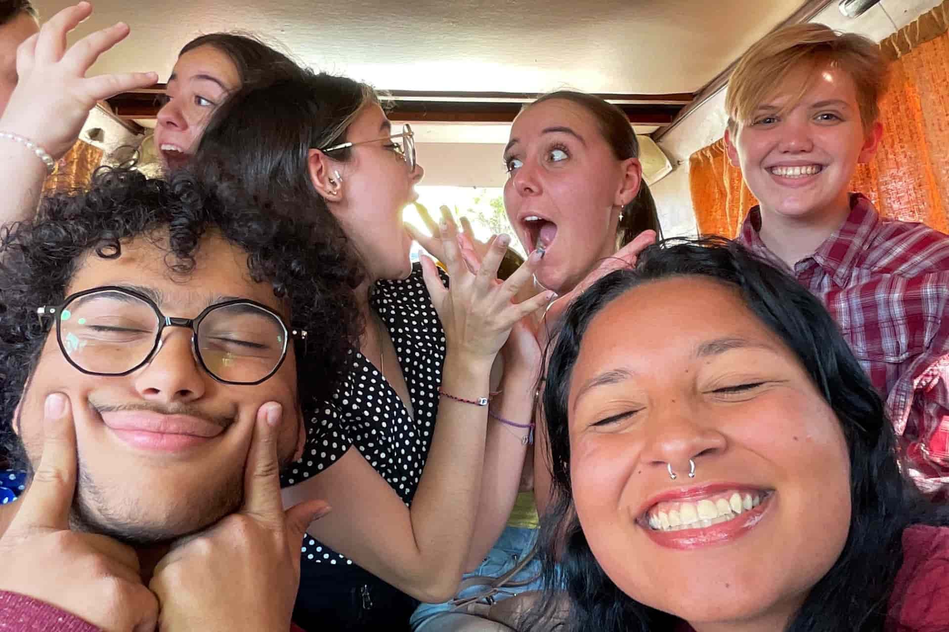 Groupe de jeunes en plein moment de complicité, illustrant l'expérience du CEI sur les réseaux sociaux lors d'un séjour.