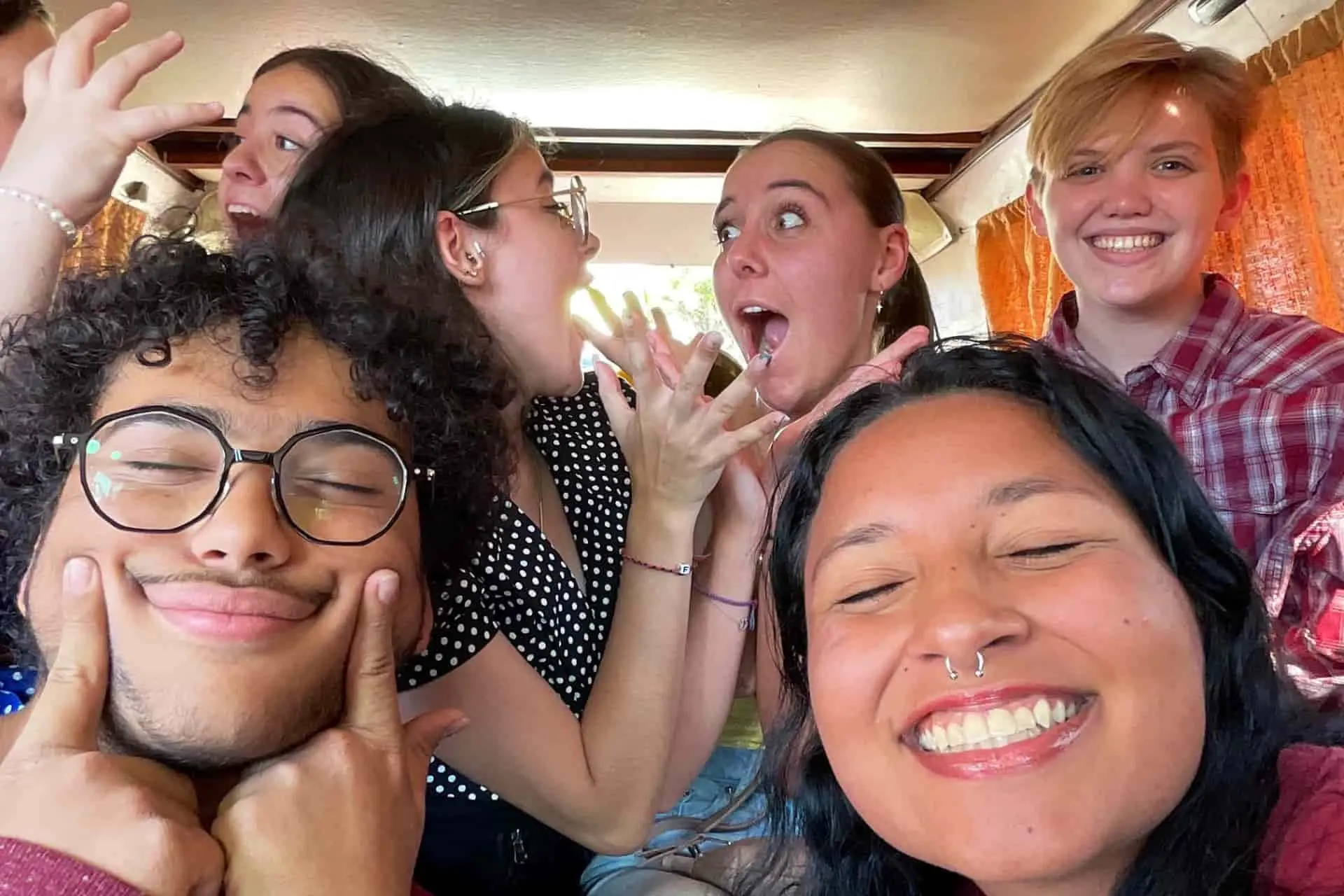 Groupe de jeunes en plein moment de complicité, illustrant l'expérience du CEI sur les réseaux sociaux lors d'un séjour.